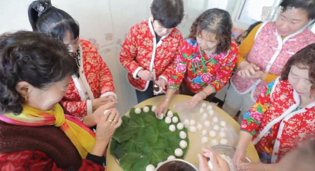 腊月严寒，年味儿渐浓。辽宁开原马家寨镇大红石村的村民聚在一起包黏豆包。视频截图（作者：高铭、胡鑫、王演）