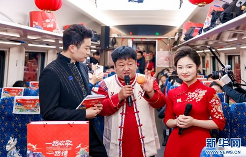 嘉宾推介云南农特产品（2月4日摄）。新华网发（云南广播电视台 供图）