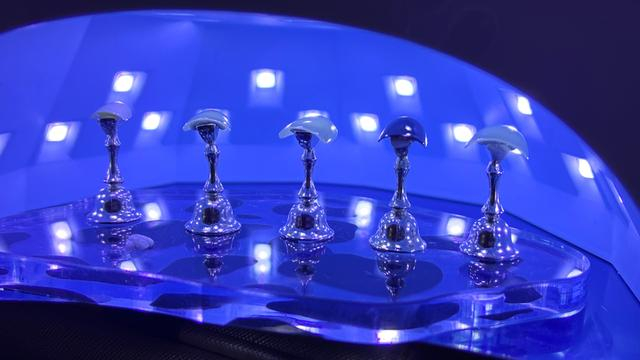 照紫外线灯在美甲中很常见（笪曦 摄）