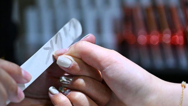 打磨是美甲中必不可缺的环节（笪曦 摄）