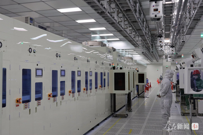 在陕西电子集团8英寸高性能特色工艺半导体生产线上，一线工人正在观察设备运行。 受访单位供图