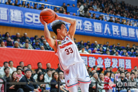 媒体人：杨溢传了几个好球 可惜队友没都把握 要球单挑洛夫顿亮眼