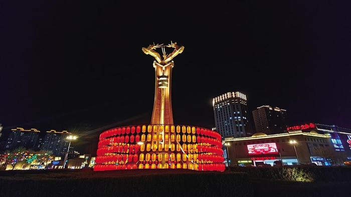 三鹿雕塑被灯笼墙和草坪灯球包围。