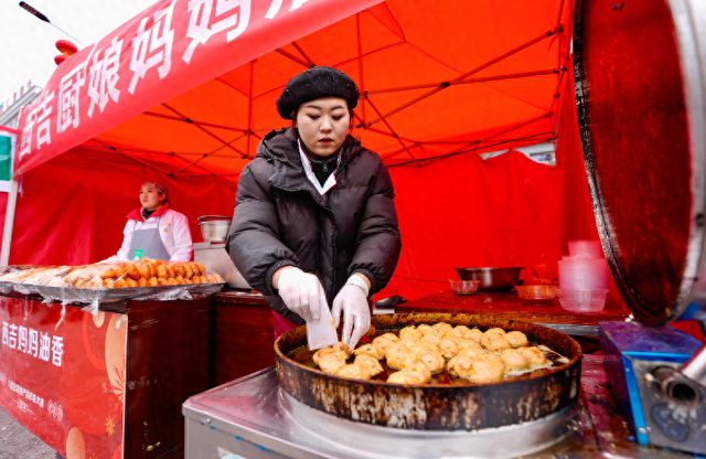 2026年2月3日，商户在宁夏固原市西吉县年货大集上制作小吃。新华社记者 杨植森 摄
