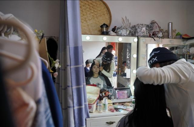 为旅拍客人化妆。陈炜 摄