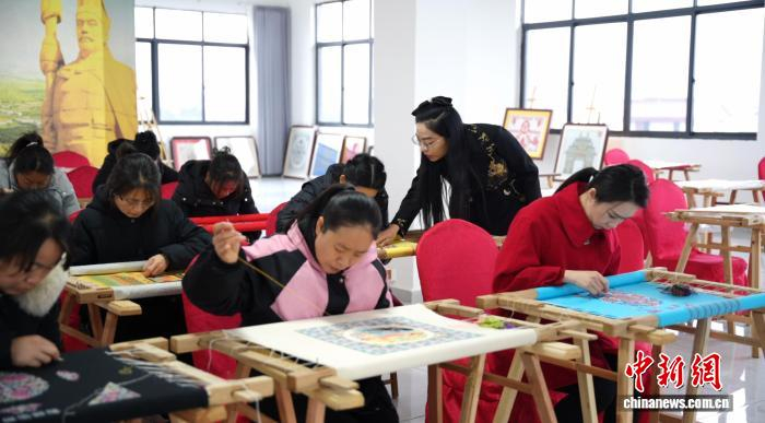 图为陕西省汉中市城固县绣娘正在制作城固架花产品。　王佳钰 摄