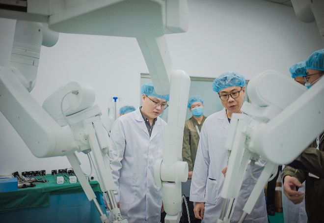 ▲“成都造”五臂腔镜手术机器人