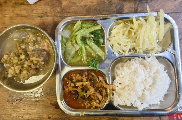 ▲热气腾腾的饭菜