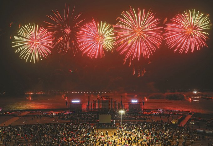 “南京慢城跨年音乐嘉年华”吸引25000人齐聚跨年。刘列  邵丹/摄