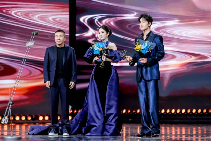 杨幂、肖战上台领奖 图据微博之夜
