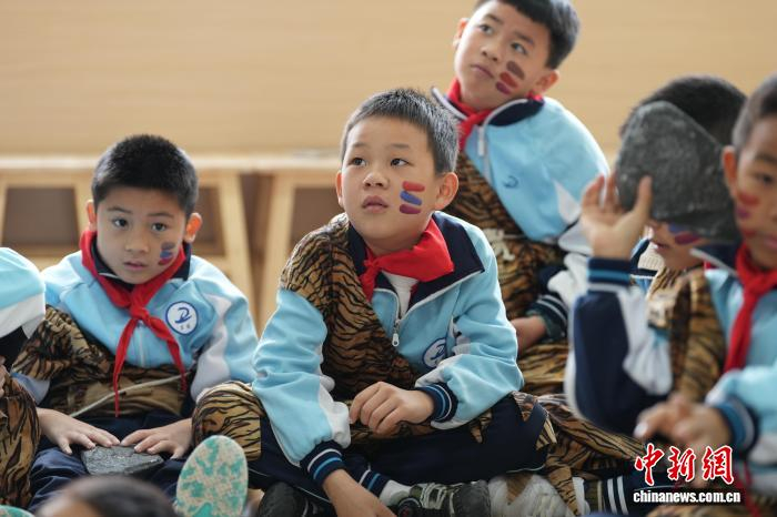 2025年11月3日，小学生们在安徽华龙洞遗址研学参观。　中新社发 刘鸿鹤 摄