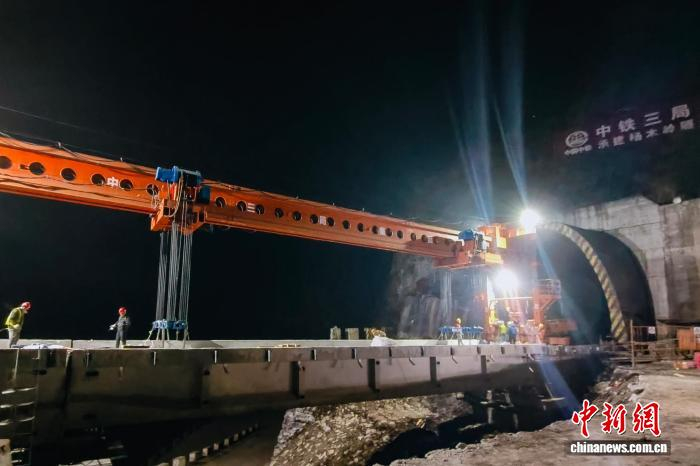 三峡枢纽茅坪港疏港铁路完成全线T梁架设任务。孙宏伟 摄