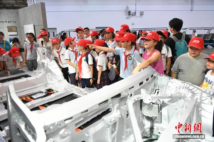 2025年8月24日，来自全国各地的青少年走进合肥一工厂，感知新能源汽车智造魅力。　中新社记者 赵强 摄