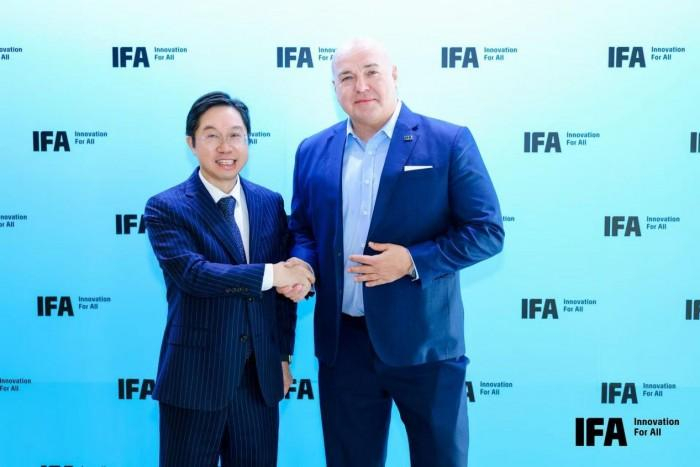 图右：IFA 首席执行官 Leif Lindner 