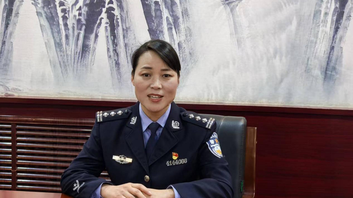 王妙丽介绍事情的经过。（记者费权摄  央广网发）