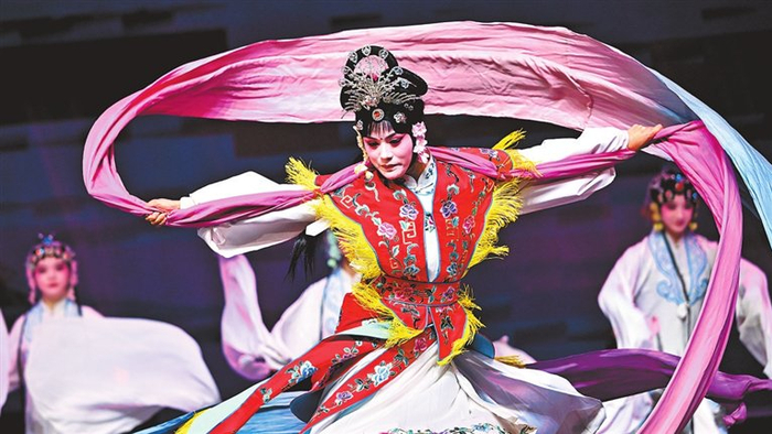 闲置的老杂技厅变身龙都剧院，惠民演出精彩不断。僧少琴 摄