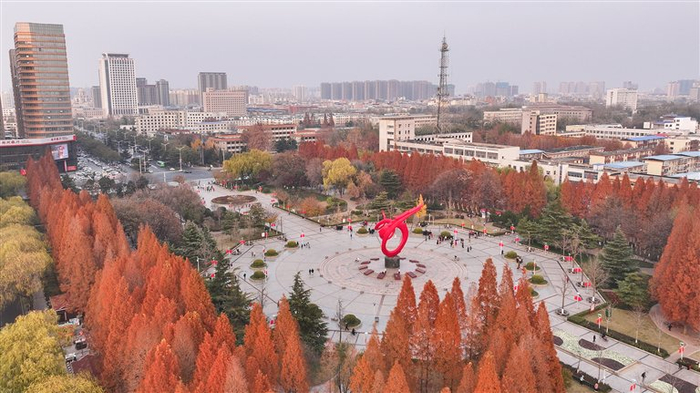 濮阳市民在龙城广场休闲娱乐。僧少琴 摄