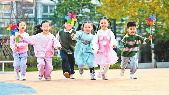 孩子们在街角口袋公园欢快玩耍。僧少琴 摄