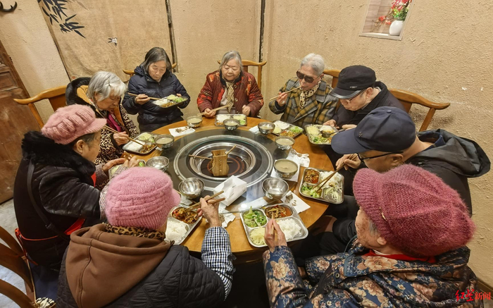 ▲老人们围坐在一起就餐