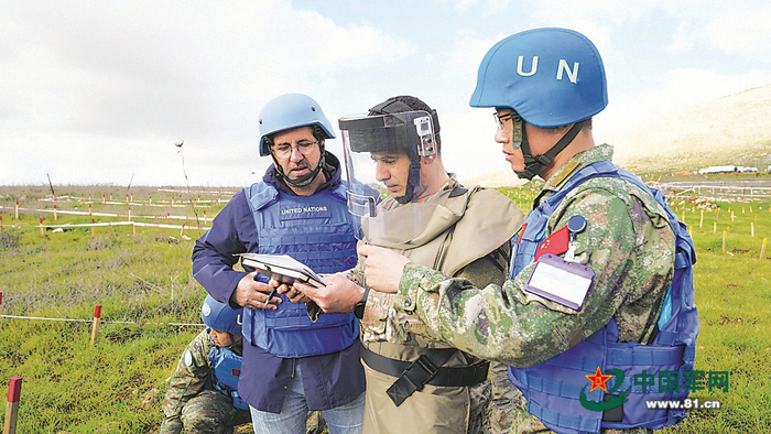 　　联合国官员和黎军代表验收维和官兵清排后的雷场。瞿发统摄