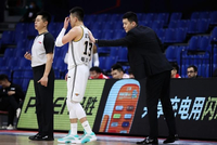 字母没走成教练怎么用？杨鸣：不要再试探底线 只需维护好关系