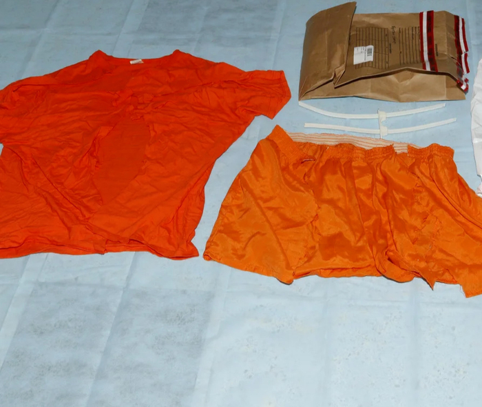 ▲从爱泼斯坦身上剪下来的衣物