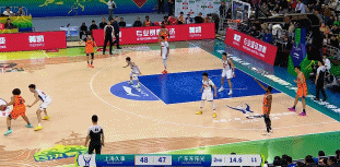 冲劲十足！洛夫顿侧翼冲击 对抗防守拉杆上篮打进加罚