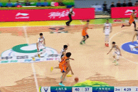 穿针引线！洛夫顿送炮弹直塞 马典成篮下接球起飞双手暴扣