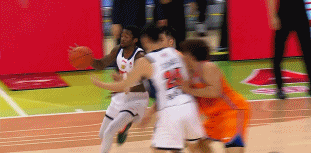 希望没事！萨姆纳绕掩护时胳膊被夹到 捂着胳膊下场了