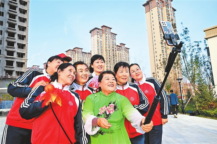 老百姓在家门口载歌载舞，记录美好生活。僧少琴 摄