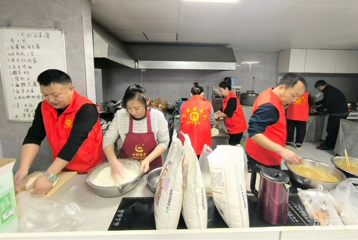 网格员们给独居老人包饺子（央广网发  海伦市委宣传部供图）