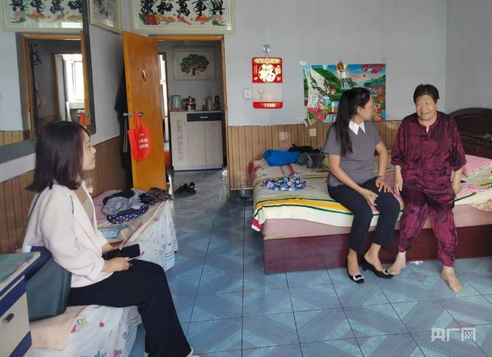 陪独居老人唠家常（央广网发  海伦市委宣传部供图）