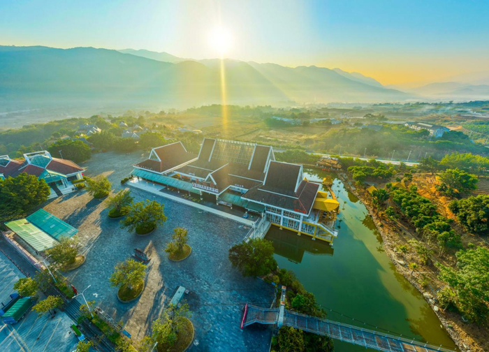 潞江坝服务区全景 徐俊 摄