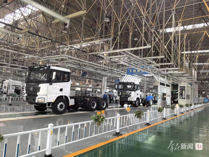 2月6日，在陕汽生产线上，刚组装完成的重卡缓缓下线。 群众新闻记者 沈谦摄
