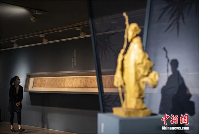 观众在中国美术馆内欣赏苏轼名作《潇湘竹石图》长卷。侯宇 摄