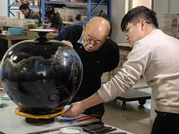 林剑军（右）与台湾导师黄宝贤一同创作瓷胎花瓶。