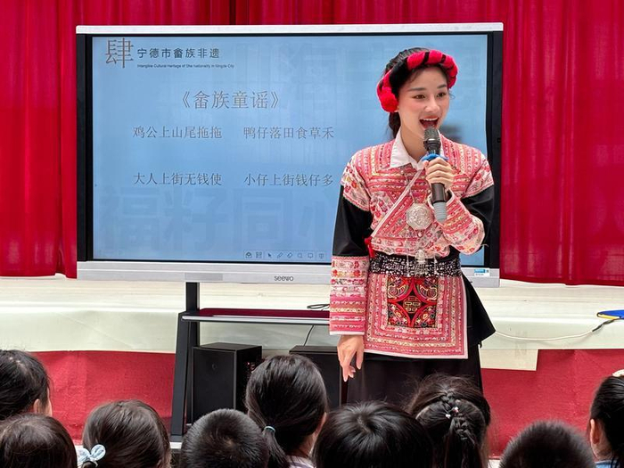 雷清梅走入校园，教孩子们唱畲歌。