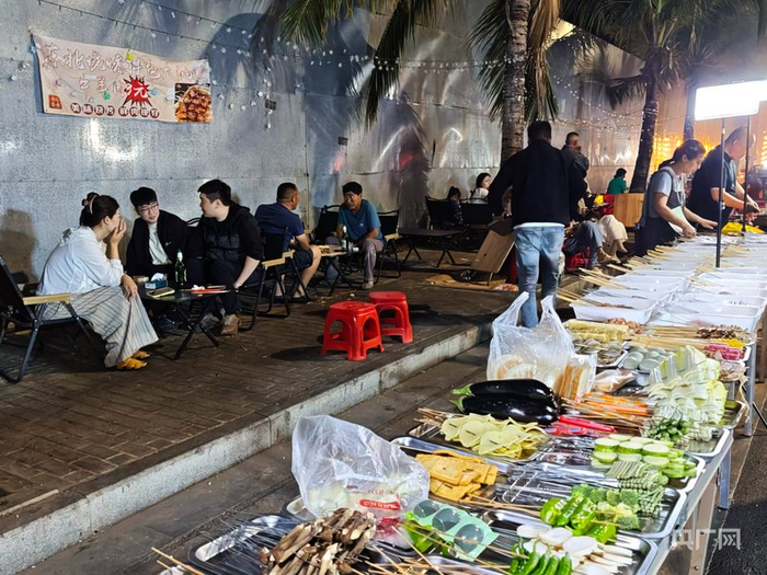 夜间，居民在集市的烧烤摊畅享美食（央广网记者  蔡文娟  摄）