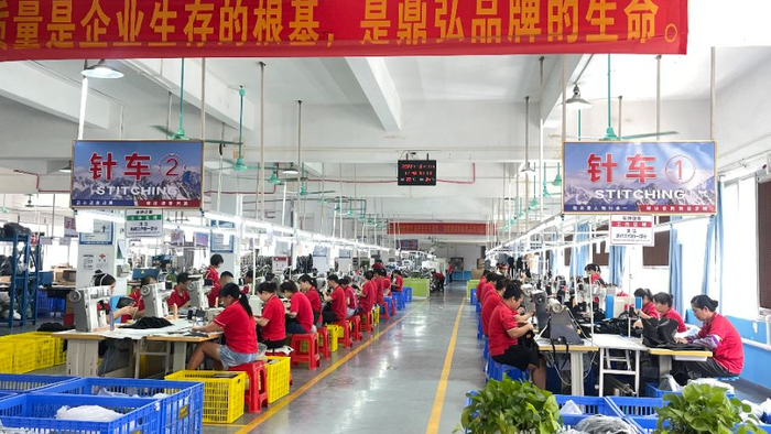 广东鼎弘欣运动科技有限公司生产线。图源受访者。