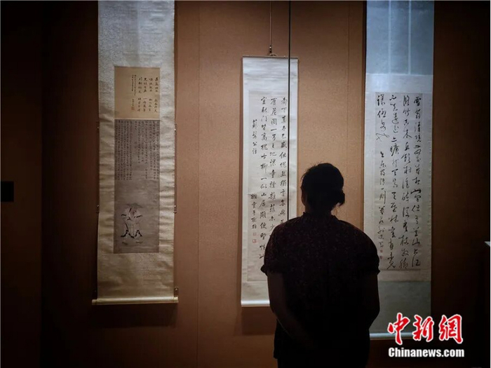 观众在参观“千古风流人物——故宫博物院藏苏轼主题书画特展”。杜洋 摄