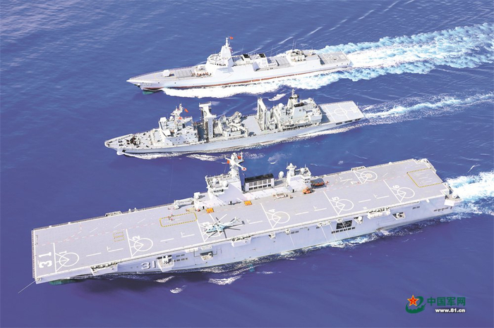 　　冬日，海军某支队舰艇编队开展海上补给训练。解放军报特约记者  乔晨曦摄