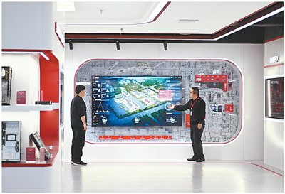 入驻雄安新区中关村科技园的一家科技型企业内，工作人员在演示企业安全运营管理系统。图为新华社记者牟宇摄