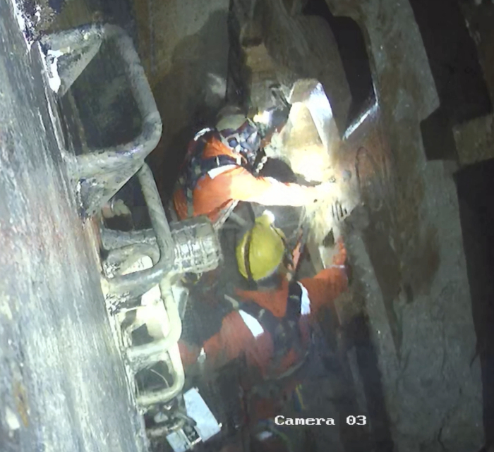 作业人员正在进行换刀作业。（视频画面）