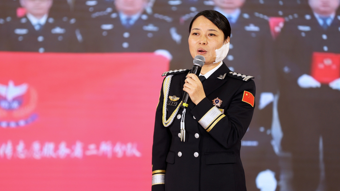 1月9日，王妙丽在河南省司法行政系统人民警察先进事迹报告会作报告。（河南省司法厅供图  央广网发）