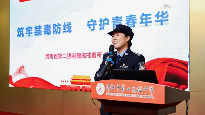 王妙丽开展禁毒宣传。（河南省第二强制隔离戒毒所供图  央广网发）