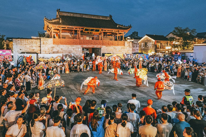 国家级非物质文化遗产代表性项目无为鱼灯在芜湖古城巡游