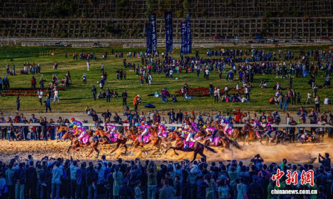 “贵州村马”比赛现场。朱文军摄