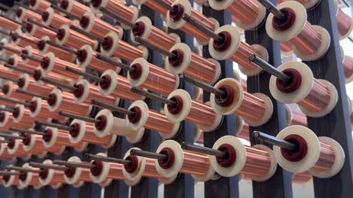 河北一家丝网企业车间里正在生产丝网