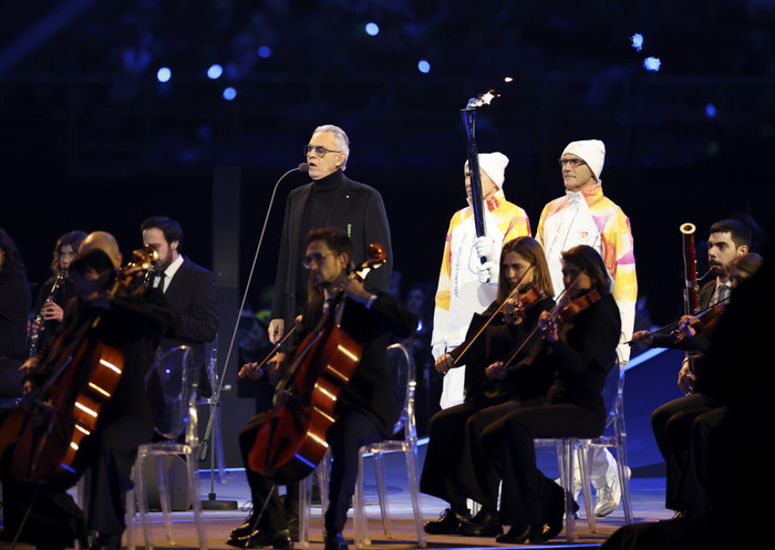 　　2月6日，意大利歌唱家安德烈·波切利在开幕式上演唱。新华社记者 李京 摄