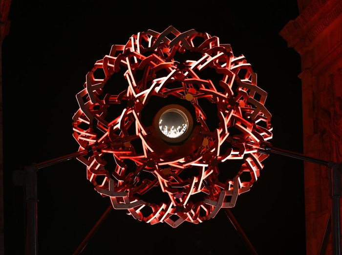 2月6日，在米兰和平拱门，主火炬台被点燃。新华社记者 武巍 摄